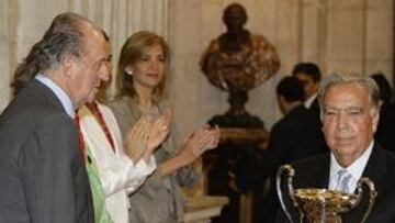 <b>RECONOCIMIENTO MÁXIMO. </b>El antiguo 'mago' de los banquillos de baloncesto y actual 'alma mater' de la Fundación Ferrándiz, recibió ayer su premio.