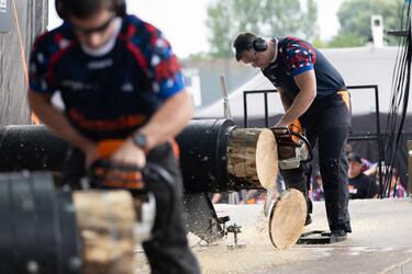 Deportistas de todo el mundo compiten en varias pruebas manejando diferentes herramientas para la madera como motosierras, hachas y sierras.