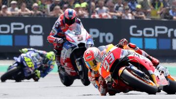 ELMOGP. Le Mans (France), 20/05/2018.- Spanish Moto GP rider Marc Marquez of Repsol Honda Team leads in front of Italian Moto GP rider Danilo Petrucci of Alma Pramac Racing and Italian Moto GP rider Valentino Rossi of Movistar Yamaha MotoGP during the Mot