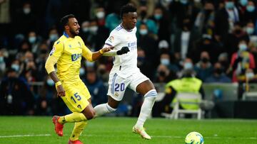 Akapo y Vinicius, durante el Real Madrid-Cádiz.