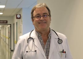 Antonio Antela, médico: “Los varones mayores de 50 años es el grupo más representado en el diagnóstico tardío de VIH”