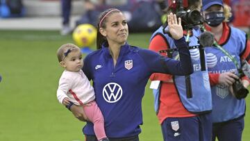 Alex Morgan con su hija Charlie durante un entrenamiento de USWNT