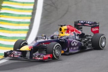 El piloto alemán de Red Bull, Sebastian Vettel, en acción hoy, en el Gran Premio de Brasil de Fórmula Uno, circuito de Interlagos, Sao Paulo, última carrera del año.