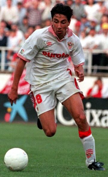 Jugó con el Sevilla y su filial entre 1995 y 1997. Defendió los colores del Atlético de Madrid en dos etapas diferentes: tres temporadas desde 1997 hasta 2000 y la temporada 2002-03.