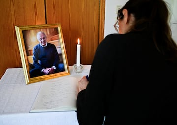 Una mujer firma un libro de condolencias en la oficina del pastor, en la Iglesia de Fryksande, en Torsby, Suecia. 
