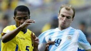 <b>DERROTA Y ROJA.</b> Esteban Cambiasso, que pelea con el ecuatoriano Valencia, fue expulsado.