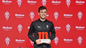 18-10-24. GUILLE ROSAS, CON EL TROFEO COMO MEJOR JUGADOR DEL SPORTING DEL MES DE SEPTIEMBRE.