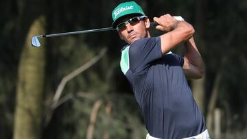 Rafa Cabrera Bello golpea una bola en el hoyo 9 durante la primera jornada del World Golf Championship de Mexico en el Club de Golf Chapultepec.
