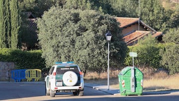 Imagen de un coche de la Guardia Civil paseando por las calles de Galapagar vigilando la casa de Pablo Iglesias.