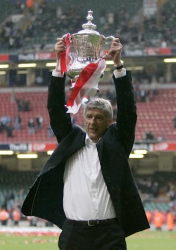 2005. Wenger levanta el trofeo que acredita al Arsenal campeón de la FA Cup tras ganar al Manchester United.
