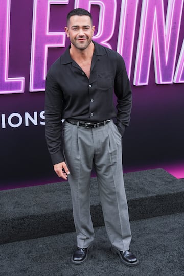 Jesse Metcalfe posa en la alfombra roja del estreno de la película "Ballerina" en Los Ángeles, California.