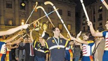<b>PASILLO DE HONOR. </b>El seleccionador y los jugadores catalanes desfilan bajo sticks a su llegada a Barcelona desde Macao, donde se proclamaron campeones del Mundial B.