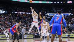 ELX18. Atlanta (United States), 31/12/2016.- Atlanta Hawks guard Kyle Korver (C) takes a three-point shot against the Detroit Pistons during the second half of the NBA basketball game between the Detroit Pistons and the Atlanta Hawks at Philips Arena in Atlanta, Georgia, USA, 30 December 2016. (Baloncesto, Estados Unidos) EFE/EPA/ERIK S. LESSER