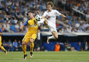 Roberto Lago y Luka Modric.
