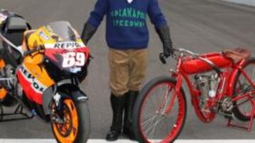 <b>ESTRENO. </b>Hayden junto a su Honda y una Indian de 1909.