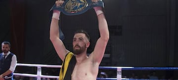 Sandor Martín posa con el Campeonato de Europa del superligero.