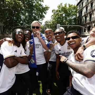 Camavinga, Vinicius, Ancelotti, Militao, Alaba y Rodrygo recrean la ya mítica fotografía.