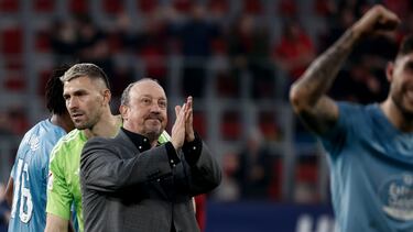 PAMPLONA, 04/02/2024.- El entrenador del Celta, Rafa Benítez (i), celebra la victoria de su equipo tras el partido de LaLiga entre el Osasuna y el Celta, este domingo en El Sadar. EFE/Jesús Diges
