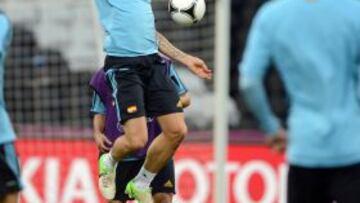 Fernando Torres controla un balón ante varios de sus compañeros de Seelección en el último entrenamiento previo antes del partido ante Francia.