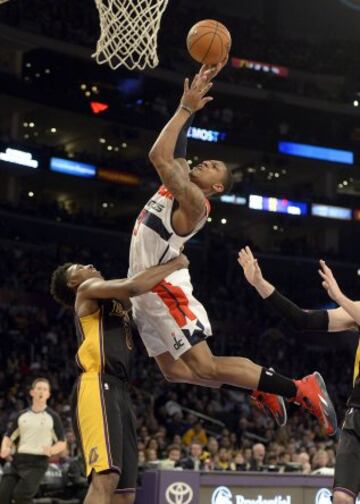 Nick Young agarra Bradley Beal mientras este tira.