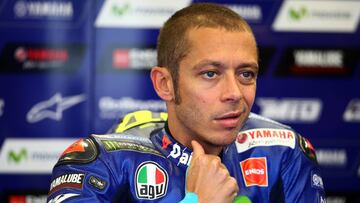 TJK. Northampton (United Kingdom), 26/08/2017.- Italian MotoGP rider Valentino Rossi of the Movistar Yamaha MotoGP team in the garage, during the MotoGP practice session of the 2017 British Motorcycling Grand Prix at the Silverstone race track, Northampton, Britain, 26 August 2017. (Motociclismo, Ciclismo) EFE/EPA/TIM KEETON