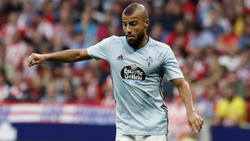 Rafinha Alcántara conduce el balón durante el partido entre el Atlético y el Celta en el Metropolitano.