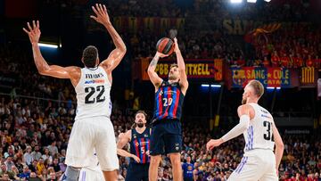 Con hasta seis jugadores por encima de la decena de puntos, el Barça superó al Real Madrid envalentonado por su público y sin necesitar la ayuda de un Mirotic gris.