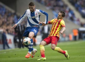  El defensa del FC Barcelona Jordi Alba (d) intenta cortar el avance del centrocampista del RCD Espanyol David López (i) en el partido de la trigésima primera jornada de liga de Primera División disputado esta tarde en el estadio de Cornellá-El Prat.