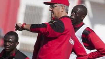<b>FUTURO. </b>Manzano, junto a Koné, Dabo y Kanouté.