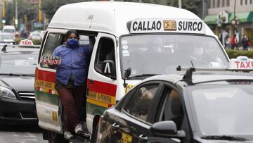 LIM01. LIMA (PERÚ), 10/07/2020.- Voceadores de "combis", el transporte público más popular e informal de Perú, llaman a los pasajeros en una avenida, hoy en Lima. Pocos días después de haber reiniciado sus actividades, tras el fin de la cuarentena total ordenada por el Gobierno peruano, el caótico sistema de transporte de Lima se ha convertido en un nuevo foco de contagio y está a punto de colapsar en medio de exigencias de subvenciones económicas estatales. EFE/Paolo Aguilar