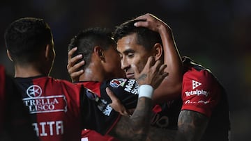 Con anotaciones de Facundo Barcel&oacute; y Jes&uacute;s Isijara, los rojinegros ganaron 2-1 a Monarcas Morelia que descontaron cortes&iacute;a de Lezcano.