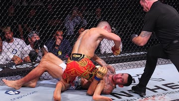 Ilia Topuria y Max Holloway durante la pelea.