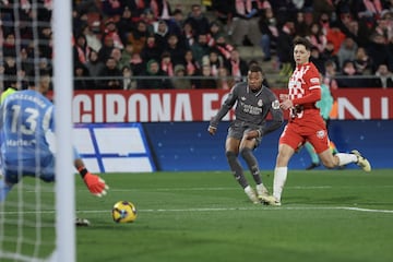 0-3. Luka Modric filtra un baln a la carrera del delantero francs, entra en el rea giron con la oposicin de Arnau Martnez y de un potente derechazo, cruzado y raso, supera a Paulo Gazzaniga.