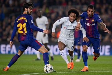 Willian con André Gomes y Paulinho.