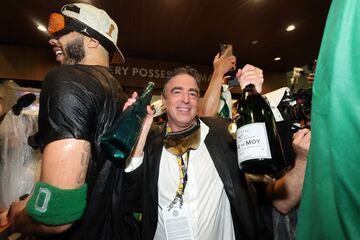 El dueño mayoritario de los Boston Celtics Wyc Grousbeck celebra en el vestuario con una botella de champán, el título de los Celtics.