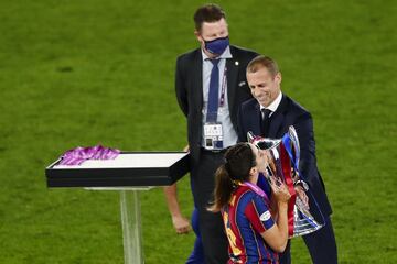 Aleksander Ceferin entrega el trofeo de la Women's Champions League a Vicky Losada.
