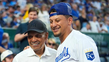 KANSAS CITY, MISSOURI - JUNE 10: MLB Hall of Famer Reggie Jackson (L) takes a photo with Patrick Mahomes of the Kansas City Chiefs during the sixth inning between the Kansas City Royals and the New York Yankees at Kauffman Stadium on June 10, 2025 in Kansas City, Missouri. Jay Biggerstaff/Getty Images/AFP (Photo by Jay Biggerstaff / GETTY IMAGES NORTH AMERICA / Getty Images via AFP)