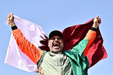 Nasser Al-Attiyah celebra tras proclamarse campeón de la categoría de coches en el Rally Dakar 2026.
