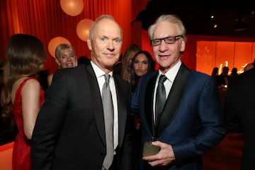 Michael Keaton y Bill Maher durante la fiesta de los Oscar 2025 de Vanity Fair celebrada en Beverly Hills.