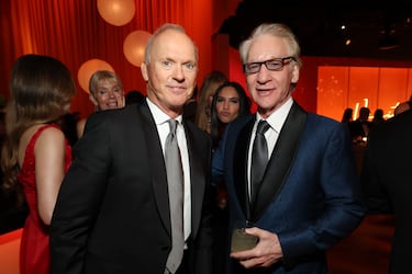 Michael Keaton y Bill Maher durante la fiesta de los Oscar 2025 de Vanity Fair celebrada en Beverly Hills.