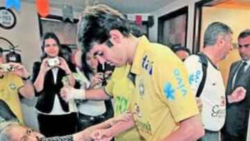 <b>EN LA CLÍNICA. </b>Kaká firmó autógrafos a los pacientes con los que coincidió antes del reconocimiento.
