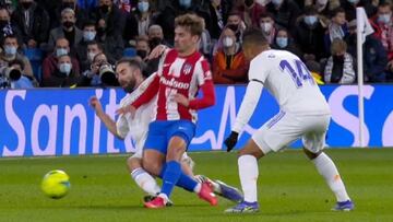 Griezmann recibe una fuerte entrada de Carvajal. 