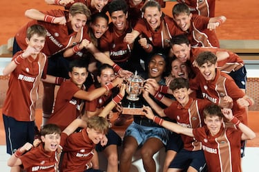 Coco Gauff posa con los recogepelotas. 