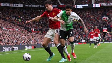 Luis Díaz y Maguire disputan la pelota en el empate 2-2 entre Manchester United y Liverpool.