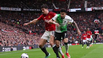 Luis Díaz y Maguire disputan la pelota en el empate 2-2 entre Manchester United y Liverpool.