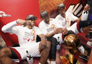 Los jugadores de los Heat, LeBron James, Dwyane Wade y Chris Bosh celebran el campeonato de la NBA 2013.