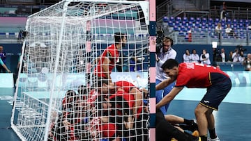 Spain's players celebrate their victory over Egypt at the end of the men's quarter-final handball match between Spain and Egypt of the Paris 2024 Olympic Games, at the Pierre-Mauroy stadium in Villeneuve-d'Ascq, northern France, on August 7, 2024. (Photo by Sameer Al-Doumy / AFP)