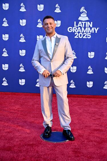  Alejandro Sanz posa en la alfombra roja de los Latin Grammys 2025 celebrados en el MGM Grand Las Vegas. 