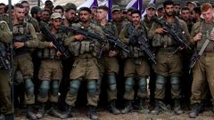 Israeli soldiers listen to Israel's Defence Minister Yoav Gallant as he meets them in a field near Israel's border with the Gaza Strip, in southern Israel October 19, 2023. REUTERS/Ronen Zvulun     TPX IMAGES OF THE DAY