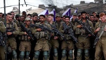 Israeli soldiers listen to Israel's Defence Minister Yoav Gallant as he meets them in a field near Israel's border with the Gaza Strip, in southern Israel October 19, 2023. REUTERS/Ronen Zvulun TPX IMAGES OF THE DAY